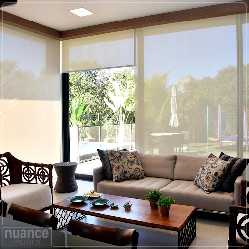 Projeto Real Nuance Interiores - Persianas Rolô em Sala de Estar em Cuiabá